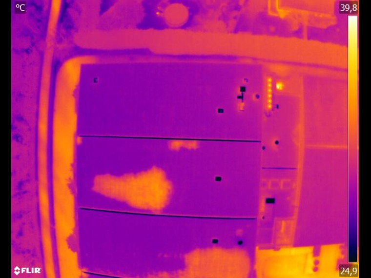 infiltration d'eau dans une toiture à faible pente visible par thermographie