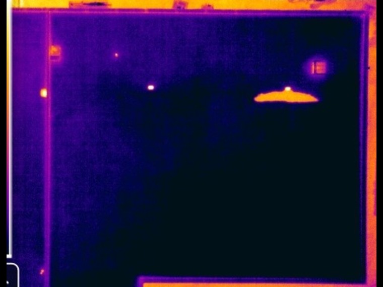 infiltration d'eau dans une toiture à faible pente visible par thermographie